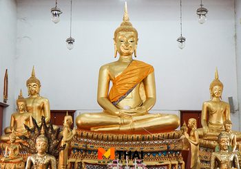 กราบขอพรหลวงพ่อโบสถ์บน วัดเศวตฉัตรวรวิหาร ย่านคลองสาน