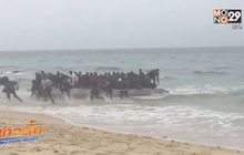 ผู้อพยพวิ่งหนีตำรวจที่ชายหาดสเปน