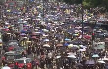 ชาวฮ่องกงประท้วงฝ่าฝืนคำสั่งห้ามตำรวจ