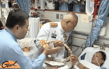 เชิญแจกันดอกไม้พระราชทานเยี่ยมผู้บาดเจ็บ