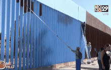 ทาสีรั้วกั้นเม็กซิโก-สหรัฐฯ ให้เป็นสีท้องฟ้า