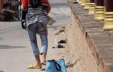 ชาวบ้านใช้ก้อนหิน-เศษกระถาง จองคิวรับอาหาร จ.เชียงใหม่