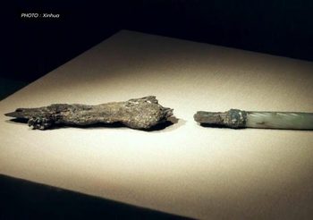 ‘กระบี่เล่มแรกของจีน’ อายุ 2,800 ปี สมบัติล้ำค่าของประเทศ