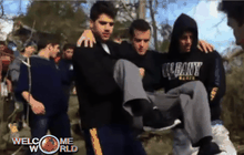 นักศึกษาสหรัฐฯ พาเพื่อนที่เดินไม่ได้ขึ้นภูเขา