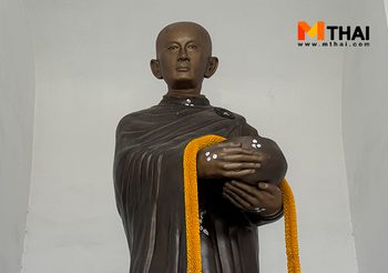 กราบสมเด็จพระเจ้าตากสินมหาราชปางทรงผนวช วัดโมลีโลกยาราม ราชวรวิหาร