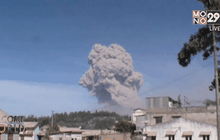 ภูเขาไฟสินาบุงในอินโดฯ พ่นเถ้าถ่านสูงหลาย กม.