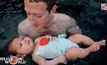 “มาร์ก ซักเคอร์เบิร์ก” สอนลูกสาวว่ายน้ำ
