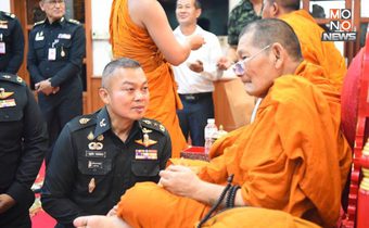 “หลวงปู่ศิลา” มอบเงินบริจาค ให้ “มทภ.2” สร้างที่พักในฐานตามแนวชายแดน