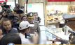 คุมตัวผู้ต้องหาทำแผนจี้ร้านทองออโรร่า