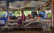 ชาวบ้านคลองแมม อ.พรหมพิราม เตรียมขนของหนีน้ำ