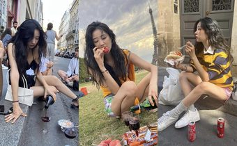 สาวเกาหลี โพสต์ท่าถ่ายรูปนั่งกินดื่มริมทาง ซิกเนเจอร์ผมยุ่งกับลุคแฟชั่นเก๋ๆ จนกลายเป็นไวรัล