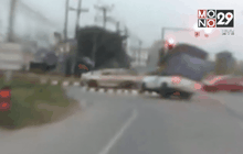 วินาทีรถกระบะบรรทุกหนักเสียหลักพลิกคว่ำ