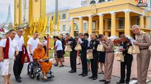 ภาพประวัติศาสตร์  ปลัดกระทรวงกลาโหม นำพุทธศาสนิกชนตักบาตรพระวิปัสสนาจารย์ ๗๗ รูป สืบสานพระราชศรัทธา ๗ ทศวรรษ “สมเด็จย่า”