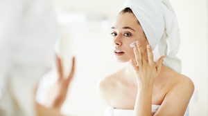 คุยกับ ผู้เชี่ยวชาญตัวจริง! แพทย์แนะ 5 เคล็ดลับ เลือกครีมให้ ผิวขาวอย่างปลอดภัย