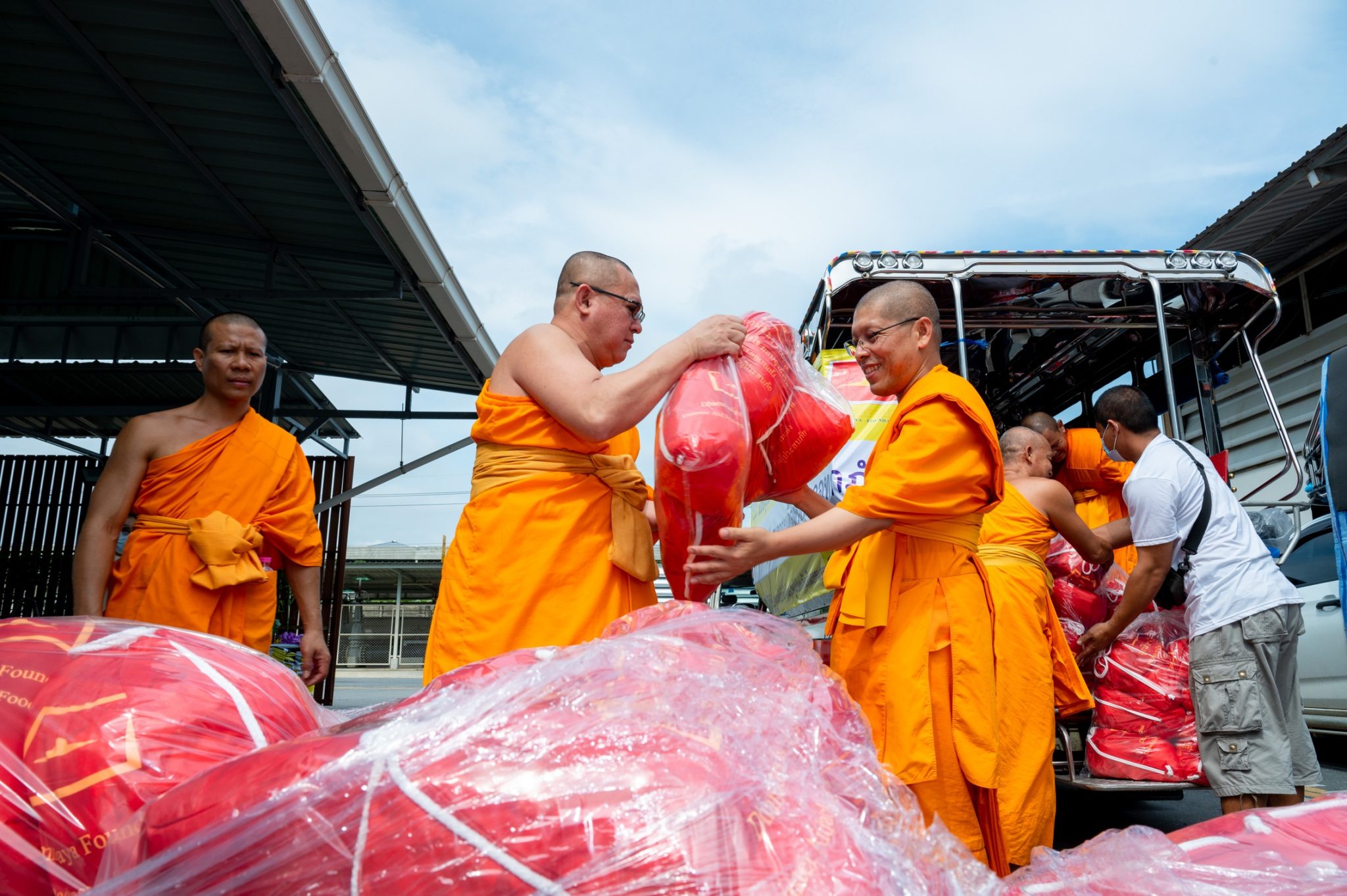 วัดพระธรรมกาย มูลนิธิธรรมกาย ส่งมอบถุงยังชีพ 5,000 ชุด ช่วยผู้ประสบภัยน้ำท่วม 7 จังหวัด