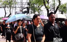 พสกนิกรหลั่งไหลเข้าสักการะพระบรมศพ