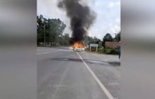 ระทึก!!! นาทีไฟลุกไหม้เก๋งกลางถนน