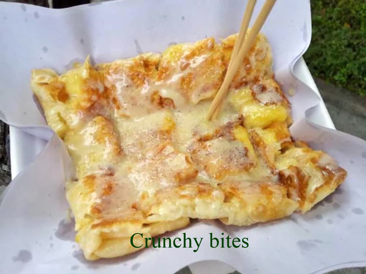 A must Thailand’s Street Food: Roti Gluay-hawm (Banana)