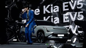 “เกีย เซลส์ (ประเทศไทย)” แทคทีม”เจฟ ซาเตอร์” ในงาน “Make A Bold Move With The Kia EV5″จัดเต็มกับมินิคอนเสิร์ต ฉลองการทรานส์ฟอร์มแบรนด์และความสำเร็จของ The Kia EV5