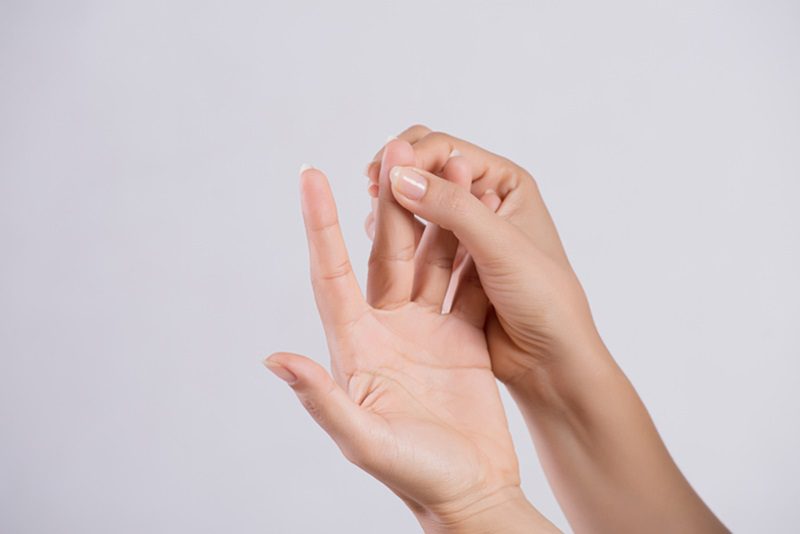 นิ้วล็อค ไม่ร้ายแรงแต่สร้างความลำบากในการใช้มือ มักจะมีอาการมากในตอนเช้า