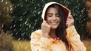 หน้าฝน กับ 6 ไอเท็ม ที่สาวๆ ห้ามพลาด