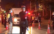 ด่านตรวจคืนแรกหลังประกาศเคอร์ฟิวห้ามออกจากบ้าน