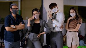 ปลอดภัยไว้ก่อน! เบลล่า-กองทัพ พีค สู้ฝุ่น PM2.5-ไวรัสโคโรนา ลุยถ่ายละครกลางกรุงฯ