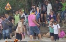 ชาวเวเนซุเอลาลุยข้ามแม่น้ำเพื่อเข้าไปยังโคลอมเบีย