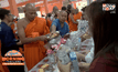 พุทธศาสนิกชนร่วมทำบุญตักบาตรเทโวโรหนะ