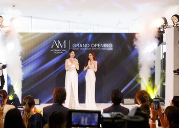 “โบว์ เมลดา – เป้ย ปานวาด” สร้างปรากฎการณ์ใหม่วงการความงาม ! เปิดตัวเป็นพรีเซนเตอร์ AM International Hospital