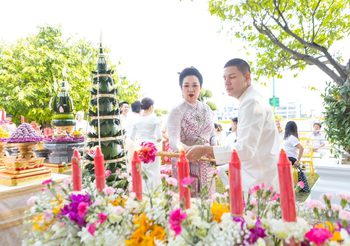 อาจารย์เอ็ม สุรชา ชีพชล ประกอบพิธีบวงสรวงสิ่งศักดิ์สิทธิ์และดวงพระวิญญาณสมเด็จพระเจ้าตากสินมหาราช เพื่อน้อมรำลึกเนื่องในวันคล้ายวันปราบดาภิเษก ครบ 257 ปี