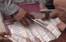 ชาวสุรินทร์ แห่ซื้อลอตเตอรี่เลขมงคล