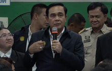 นายกฯ ลงพื้นที่สมุทรสาคร – เพชรบุรี หวิดถูกปูหนีบมือ