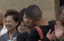 กลุ่ม LGBT จูบกลางสภาแก้ กม.สมรส