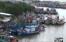 ชาวประมงผวาคลื่นลมแรง นำเรือกลับเข้าฝั่ง