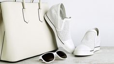 3 โทนสีเสื้อผ้า ที่ควรมีติดตู้ไว้ ที่ช่วยสร้างลุค ดูแพง ให้กับสาวๆได้