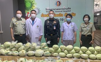 “ผอ.อผศ.” รับมอบ ผักโครงการหลวง ประกอบเลี้ยงผู้ป่วย -บุคลากรทางการแพทย์