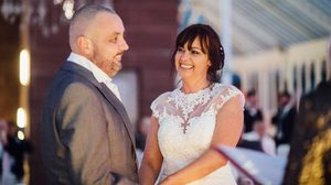 พร้อมร่วมทุกข์และร่วมสุข! เจ้าสาว โกนผม ตัวเอง เข้าพิธีแต่งงาน กับเจ้าบ่าวที่ป่วย มะเร็งระยะสุดท้าย