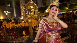 ชมภาพงามอย่างไทย! น้ำตาล ชลิตา มิสยูนิเวิร์สไทยแลนด์ 2016 รำถวาย ท้าวมหาพรหม