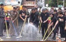 ล้างถนนข้าวสาร คืนผิวจราจร