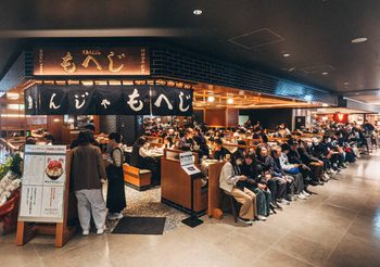 “Tsukishima Monja Moheji” มอนจายากิชื่อดังจากโตเกียวที่ต้องต่อคิวยาวหลายชั่วโมง เปิดตัวสาขาแรกในไทย พร้อมยกทัพเชฟชาวญี่ปุ่นส่งตรงจากโตเกียว ถ่ายทอดรสชาติและบรรยากาศญี่ปุ่นดั้งเดิมสู่ใจกลางกรุงเทพฯ