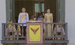 ​ในหลวง – พระราชินีเสด็จออกสีหบัญชร พสกนิกรปลื้มปิติ