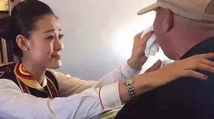 สมเป็นนางฟ้า! แอร์โฮสเตส จีน หัวใจสวยมาก ป้อนข้าว ผู้โดยสารพิการทางสมอง