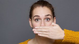 ปากเหม็นยกมือขึ้น! 5 กลิ่นปาก ที่บ่งบอกถึงปัญหาสุขภาพของคุณ