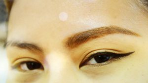 เคล็ดลับง่ายๆ กรีดอายไลเนอร์ ด้วย กิ๊บติดผม สวยเป๊ะเพียงไม่กี่นาที