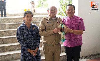 “ไชยวัฒน์” กราบลาสิ่งศักดิ์สิทธิ์ มท.หลังเกษียณอายุราชการ ขณะ “นิรัตน์” อธิบดีคนปัจจุบัน สวมกอด