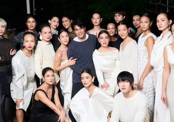 พลังตัวแม่มาเต็ม “คิม เบอร์ลี่ – พอลล่า” นำเหล่าซูเปอร์โมเดลฟาดลุค สุดเฟียช! ส่งต่อ VVON SUGUNNASIL คอลเลกชันใหม่ “The Resort Women’s and Men’s 2025” สู่จินตนาการอันไร้ขอบเขต สะท้อนตัวตนกว่าทศวรรษ