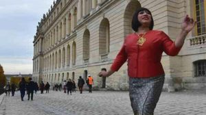 ม่ะ!! ครูลิลลี่ จัด ชุดไทย สไบเฉียง ทัวร์ยุโรป งามอย่างไทยไฉไลทั่วโลก