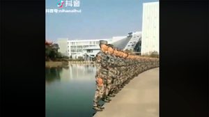 มากกว่าคำว่าเป๊ะ! คลิปนาทีทหารจีนซ้อมเข้าแถวริมสระน้ำ เป็นระเบียบจนต้องกดไลค์