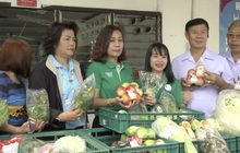 แจกอาหารให้คนยากไร้ ตาม “โครงการกินได้ ไม่ทิ้งกัน”